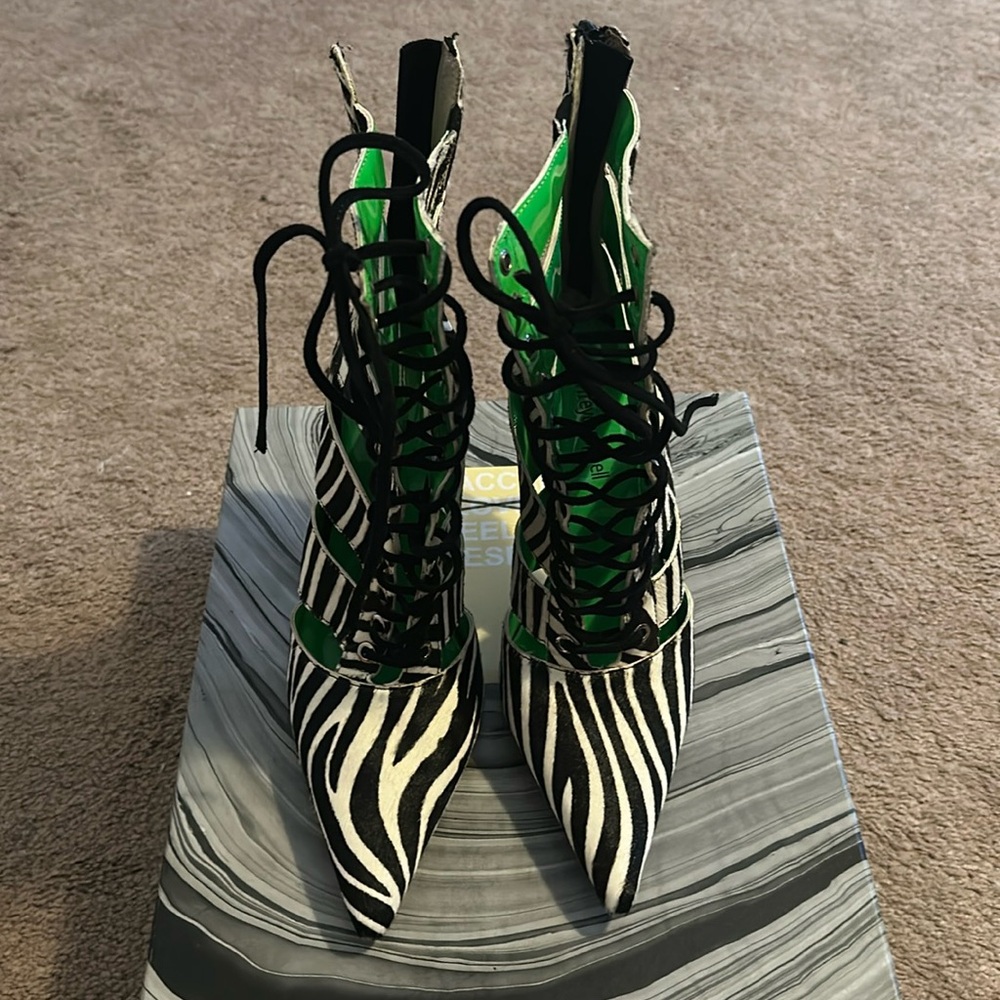 Stunning blk/white Zebra print bootie. A true show stopper.